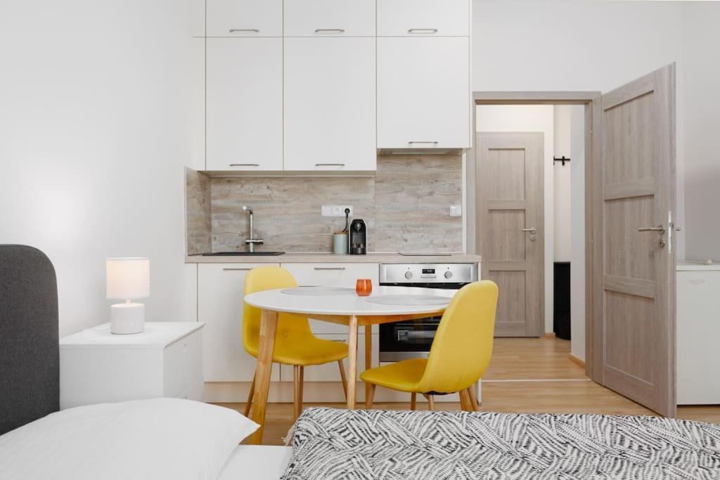 Quiet With Kitchen Near The Metro Apartamento Praga